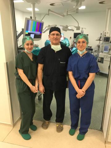 Değerli hocamız ile tıp eğitimi takımımız. Ameliyathanenin önünde.