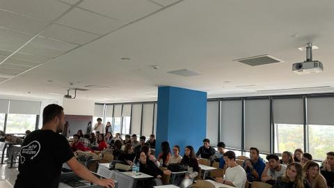 LOME konuşma yaparken