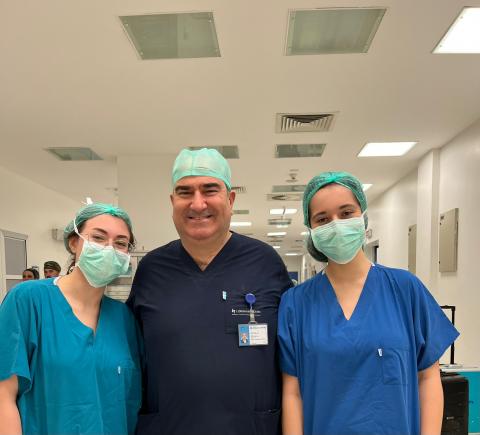 Değerli hocamız ile tıp eğitimi takımımız. Ameliyathanenin önünde.