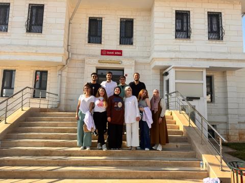 Kurumun önünde ekipçe çekildiğimiz fotoğrafımız, etkinlik bitiminde çekildik.