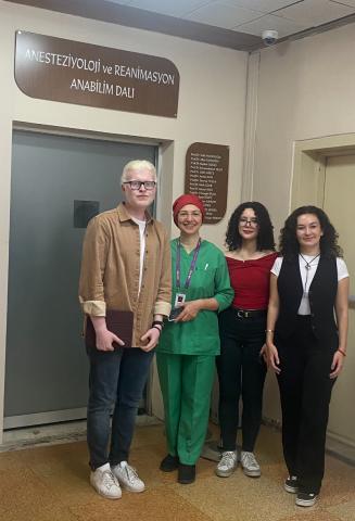 Röportajımızın sonunan bir hatıra karesi.