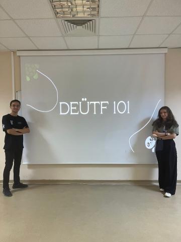 Etkinlik başında diğer konuşmacı Yera Sancak ile bir görüntü