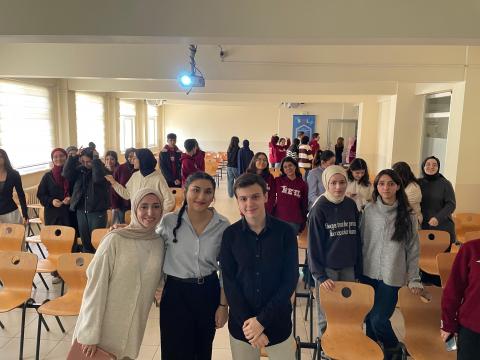 Lise öğrencileriyle toplu fotoğraf