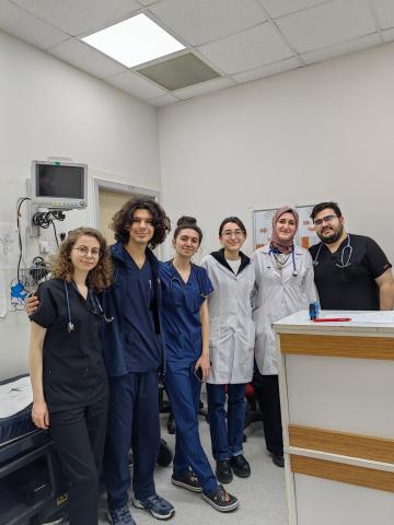 Asistanlarımızın intörn doktorlarla çekilmiş oldukları fotoğraf 