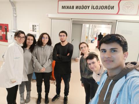 Nöroloji Yoğun Bakım girişinde ekibimizle fotoğraf 