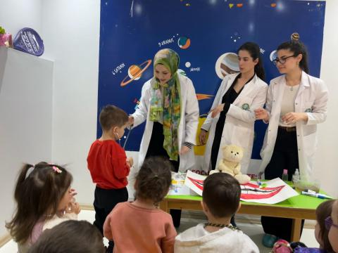 Çocuklatla beraber ayıları muayene ederken