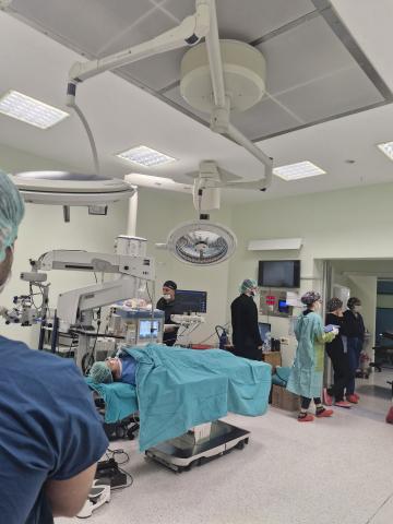 Bu görsel etkinliğe katışan katılımcıların ameliyatı izledikleri an hocalardan izin alınarak çekilmiştir