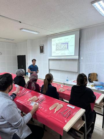 Bu Fotoğrafta herkesin önünde malzemeler var ve asistan doktorun anlattıklarını direkt önlerinde görüyorlar.