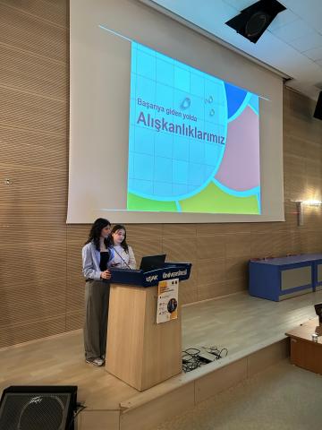 Ben ve araştırma değişimi direktörümüz sunum içeriği hakkında bilgi verip hocamızı sahneye davet ederken 