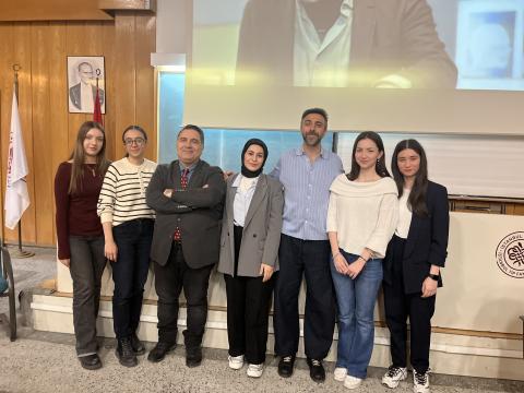 Tıp eğitimi takımı olarak konuşmacı hocalarımızla çekildiğimiz bir fotoğraf 