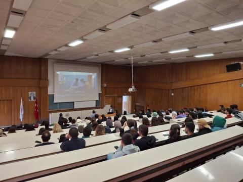 Etkinlik sürecinde amfiden çekilmiş bir fotoğraf 