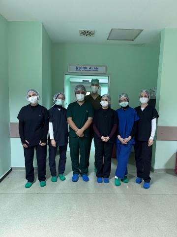 Ameliyathane önünde arkadaşlarımızla bir fotoğraf.