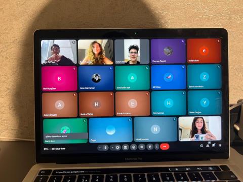 Etkinliğimizi online düzenledik bu da etkinliğimizden bir fotoğraf.