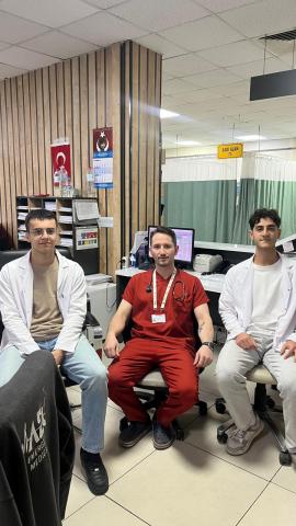 Nöbet tutan öğrencilerin doktorlarla olan fotoğrafı