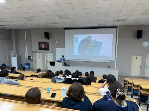 Genel Cerrahiden gelen araştırma görevlisi arkadaşımız uyulması gerekilen kurallardan bahsediyor