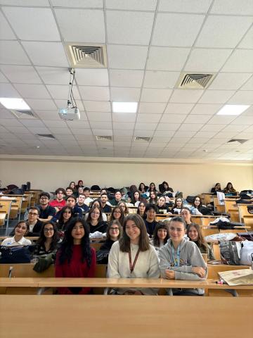 Etkinliğin sonundan katılımcılarımız, stajyer doktorlarımız ve eş direktörümüz sude ile bir fotoğraf