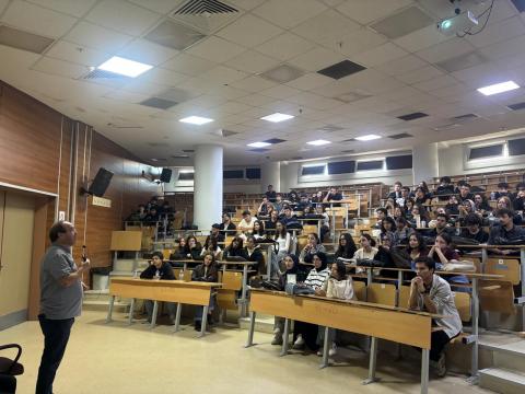 Doç. Dr. Mustafa Yılmaz hocamız konuşmasını yapıyor.