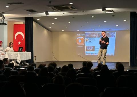 Konuşması sırasında Biyografizik Anabilim dalı başkanımız Doç. Dr. Seçkin Tuncer