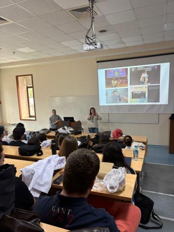 Stajyer doktorlarımızın sunum yaparken bir fotografları