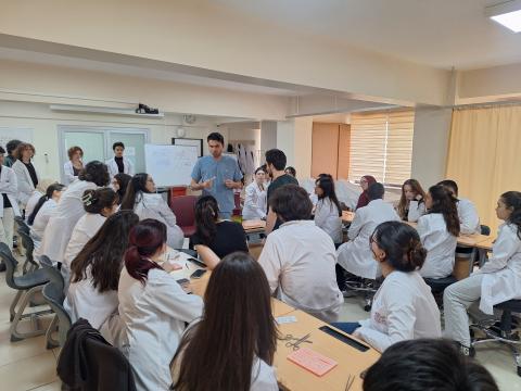 Plastik cerrahi asistanı hocamız süturları göstermeden önce kısa bir anlatım yapıyor