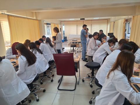 Katılımcılarımız sütur atarken hocalarımız aralarda gezip yardımcı oluyor