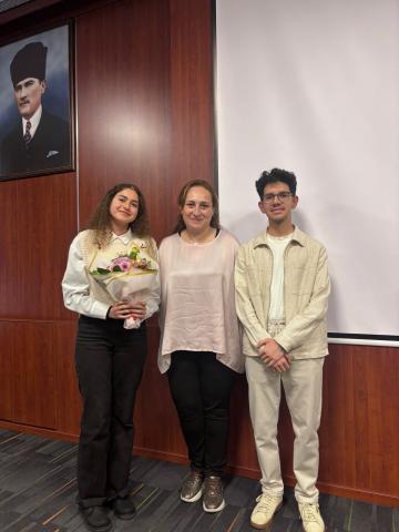 Tıp eğitimi direktörleri olarak hocamızla çekildiğimiz fotoğraf.