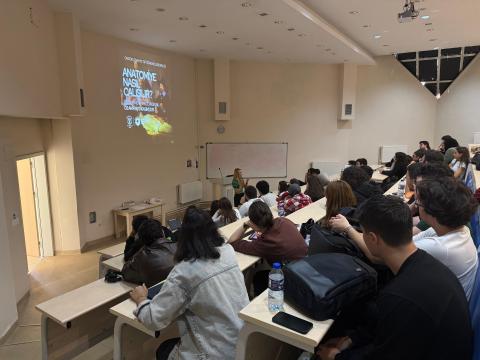 Hocamız burada seminer veriyor. 