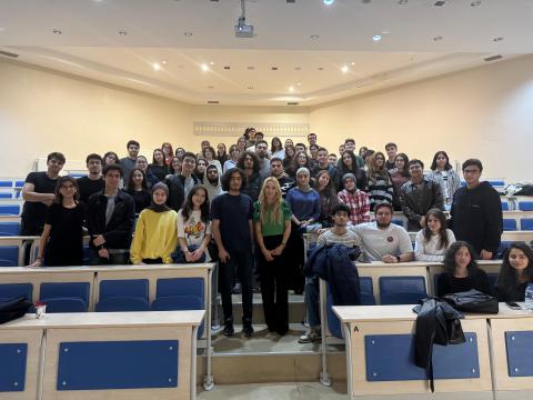 Hocamız  ve etkinliğe katılanlar ile fotoğraf çekiniyoruz