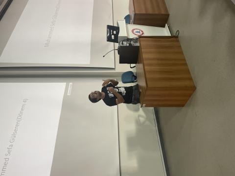 Konuşmacımız konuşmasını yaparken