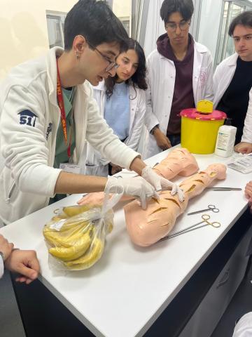 Etkinliğin sütur atma bölümünden bir fotoğraf