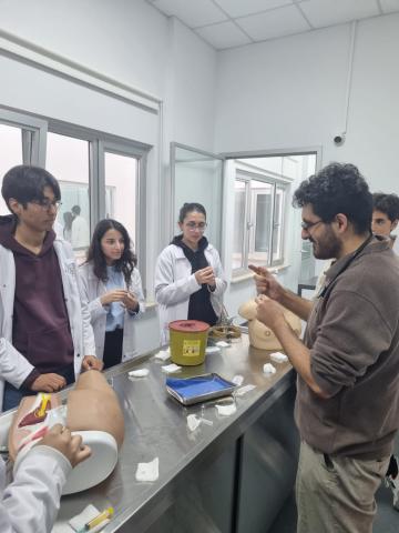 Etkinliğin enjeksiyon ve meme muayene bölümlerinden bir fotoğraf