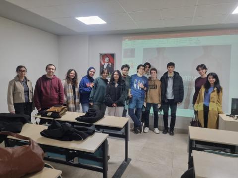 sunum sonrası katılmak isteyenlerle toplu fotoğraf çekimi