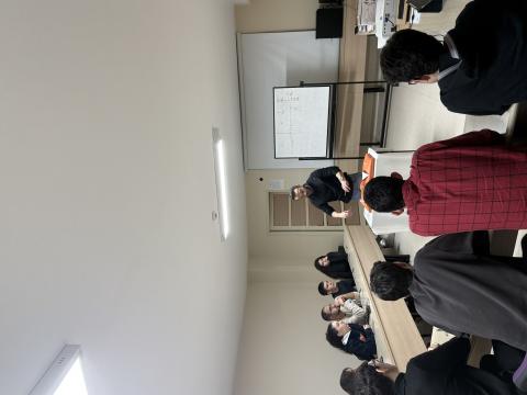 Hocamız herkese ilk başta tekniği gösteriyor. 