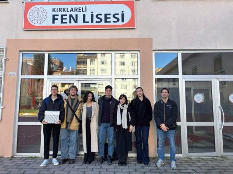 Fen lisesinin önünde ekipçe anı fotoğrafımız