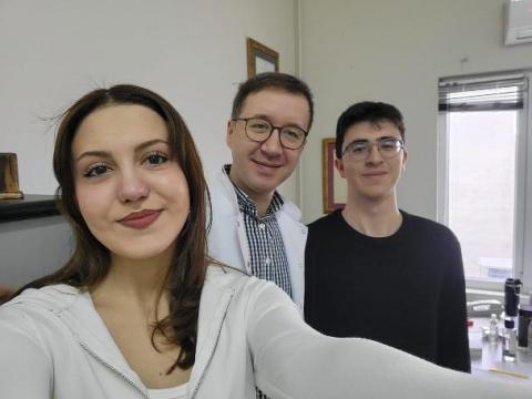 Arkadaşlarımız etkinlik sonunda hocamızla beraber fotoğraf çekiniyor. 